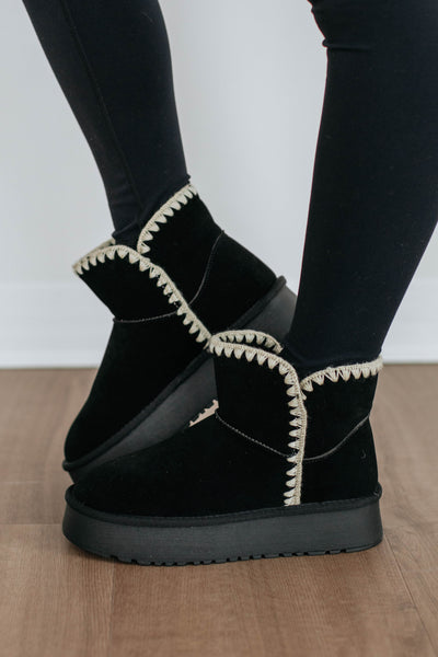 Committed To Cozy Boots - Black